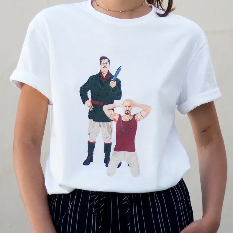 Marilou porte le t-shirt The Enemies, vue de face